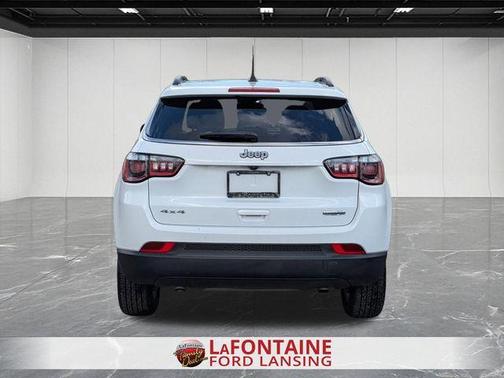 Bright White Clearcoat 2025 Jeep Compass Latitude