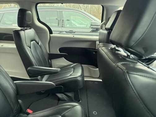 2023 Chrysler Pacifica Touring-L