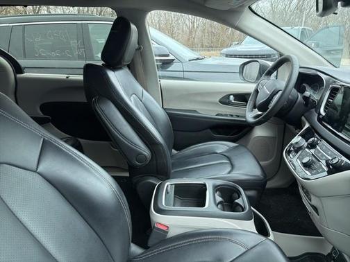 2023 Chrysler Pacifica Touring-L