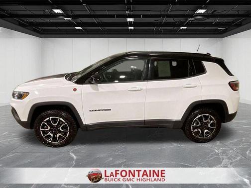 Bright White Clearcoat 2025 Jeep Compass Trailhawk