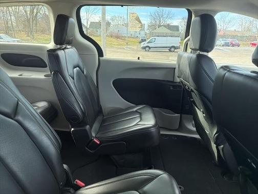 2023 Chrysler Pacifica Touring-L