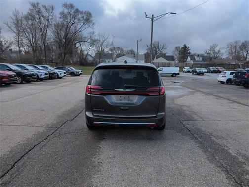 2023 Chrysler Pacifica Touring-L