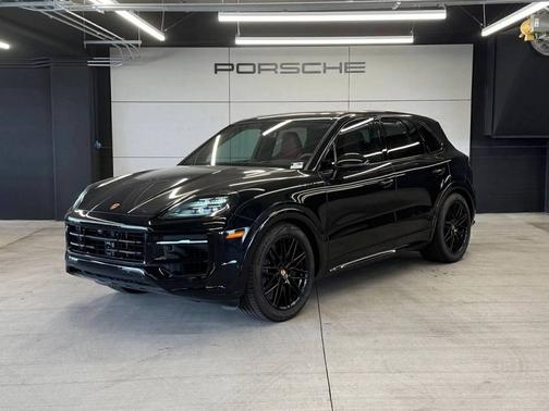 Chromite Black Metallic 2025 Porsche Cayenne