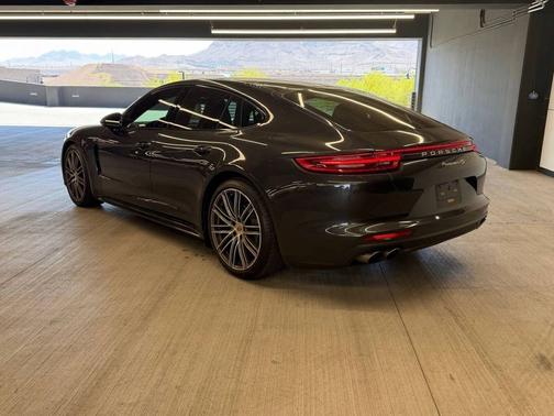 2018 Porsche Panamera 