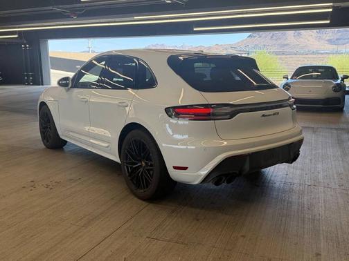 Carrara White Metallic 2022 Porsche Macan