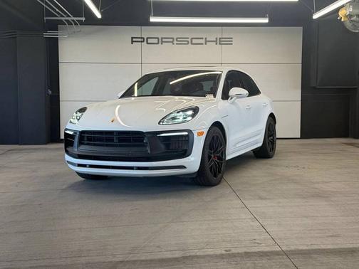 Carrara White Metallic 2022 Porsche Macan