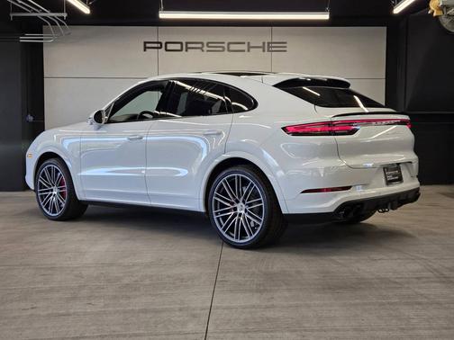 Carrara White Metallic 2023 Porsche Cayenne