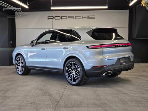 Dolomite Silver Metallic 2026 Porsche Cayenne