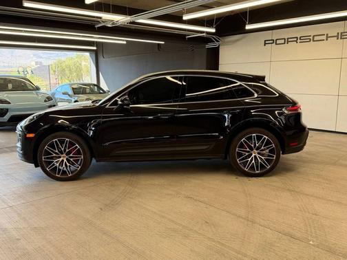 Jet Black Metallic 2023 Porsche Macan
