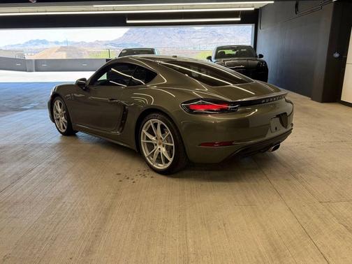 Aventurine Green Metallic 2025 Porsche 718 Cayman