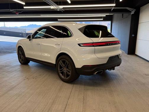 Carrara White Metallic 2024 Porsche Cayenne