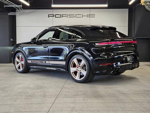 Chromite Black Metallic 2025 Porsche Cayenne