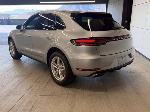 Dolomite Silver Metallic 2019 Porsche Macan
