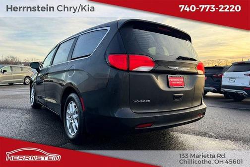 Brilliant Black Crystal Pearlcoat 2023 Chrysler Voyager LX