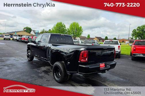 Diamond Black Crystal Pearlcoat 2026 RAM 3500 Laramie Crew Cab 4x4 8' Box