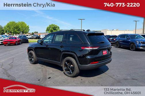 Diamond Black Crystal Pearlcoat 2023 Jeep Grand Cherokee Altitude