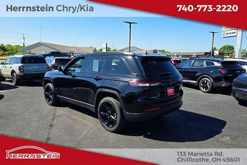 Diamond Black Crystal Pearlcoat 2023 Jeep Grand Cherokee Altitude