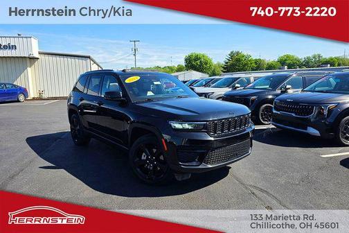 Diamond Black Crystal Pearlcoat 2023 Jeep Grand Cherokee Altitude