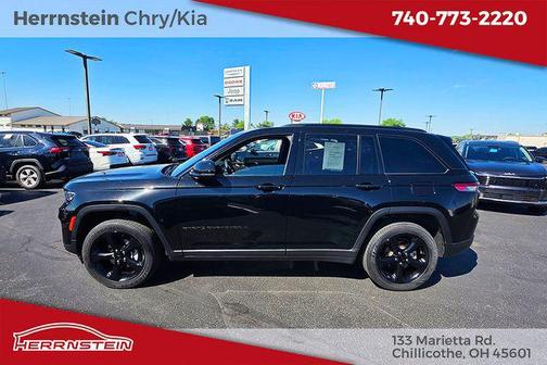 Diamond Black Crystal Pearlcoat 2023 Jeep Grand Cherokee Altitude