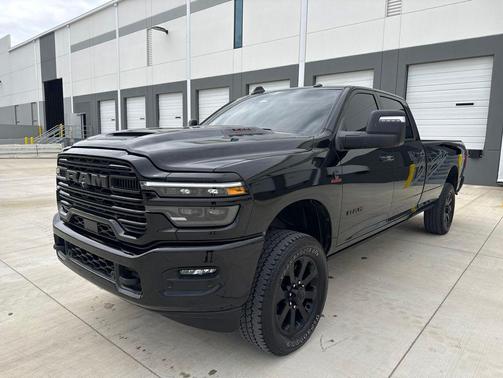 Diamond Black Crystal Pearlcoat 2025 RAM 3500 Laramie Crew Cab 4x4 8' Box
