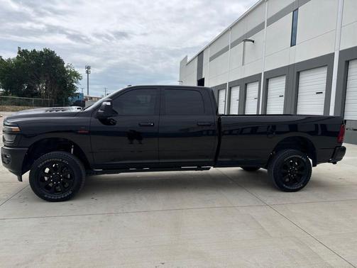 Diamond Black Crystal Pearlcoat 2025 RAM 3500 Laramie Crew Cab 4x4 8' Box
