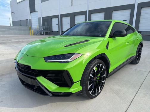 Green 2024 Lamborghini Urus S