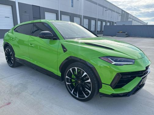 Green 2024 Lamborghini Urus S