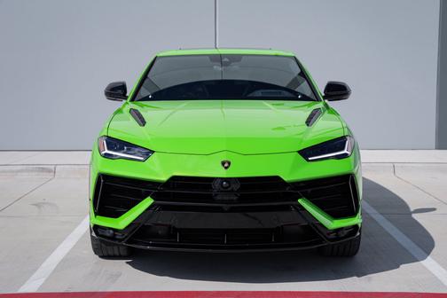 Verde Mantis Metallic 2024 Lamborghini Urus S