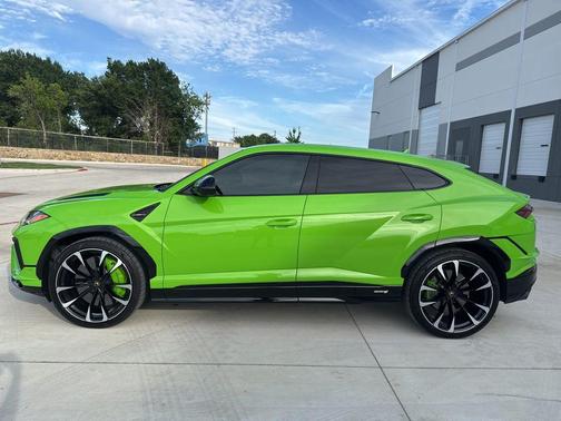Green 2024 Lamborghini Urus S