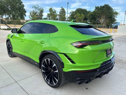 Green 2024 Lamborghini Urus S