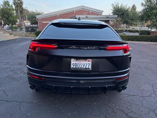 2022 Lamborghini Urus Graphite Capsule