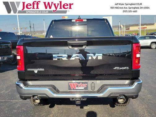 Diamond Black Crystal Pearlcoat 2026 RAM 1500 Big Horn/Lone Star