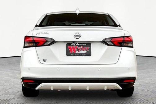 Aspen White Tricoat 2023 Nissan Versa 1.6 SV