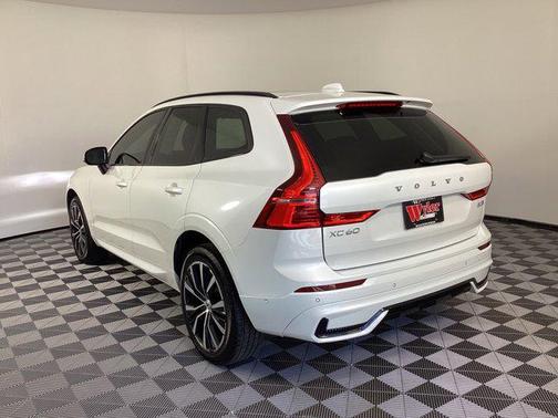 2023 Volvo XC60 Plus Dark Theme