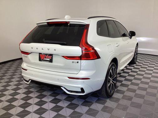 2023 Volvo XC60 Plus Dark Theme