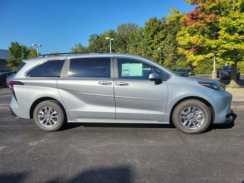 2025 Toyota Sienna LE