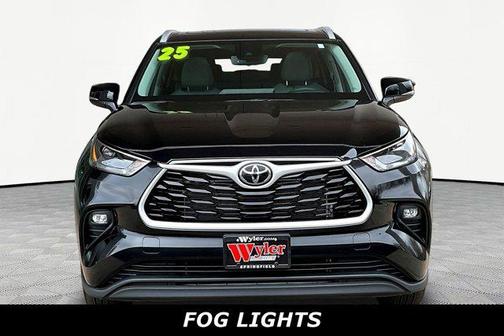 Midnight Black Metallic 2025 Toyota Highlander XLE