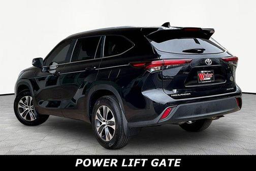 Midnight Black Metallic 2025 Toyota Highlander XLE
