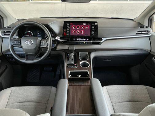 2022 Toyota Sienna LE