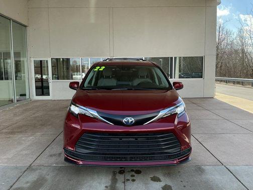 2022 Toyota Sienna LE