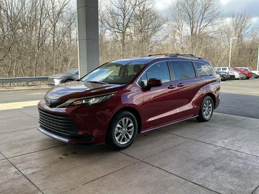 2022 Toyota Sienna LE
