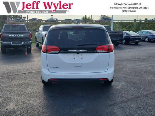 2025 Chrysler Voyager LX
