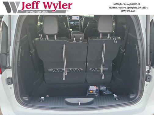 2025 Chrysler Voyager LX