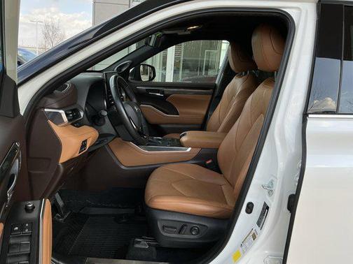2021 Toyota Highlander Hybrid Platinum