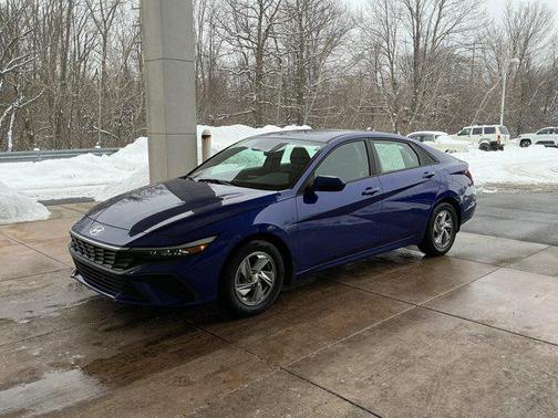 2024 Hyundai ELANTRA SE