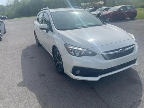 Crystal White Pearl 2021 Subaru Impreza 2.0i Premium