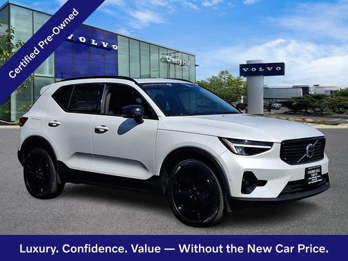 Crystal White 2023 Volvo XC40 Plus