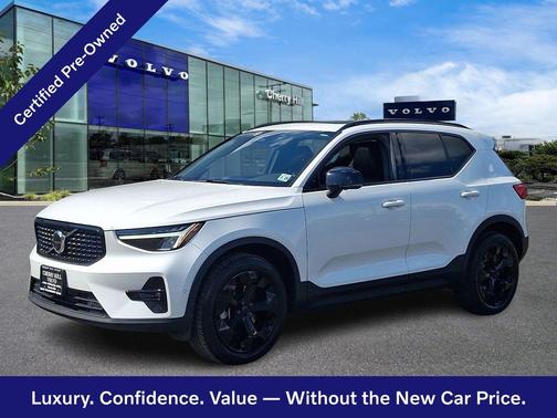 Crystal White 2023 Volvo XC40 Plus