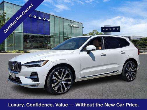 Crystal White 2023 Volvo XC60 B5 Ultimate Bright Theme