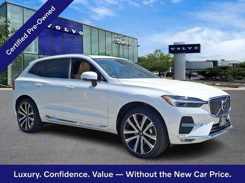 Crystal White 2023 Volvo XC60 B5 Ultimate Bright Theme